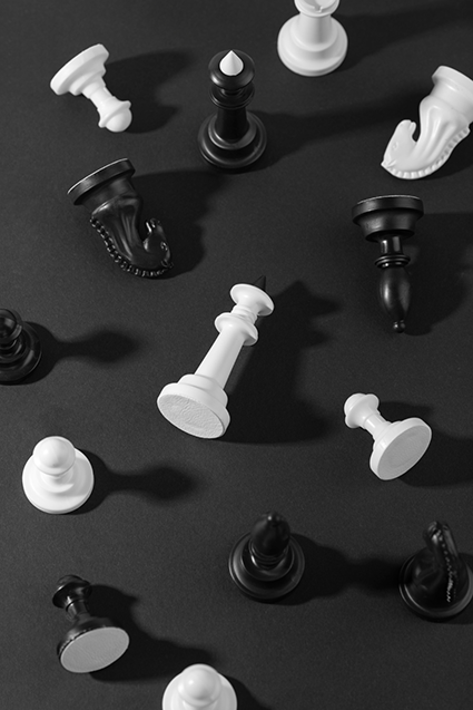 Pièces noires et blanches d'un jeu d'échecs